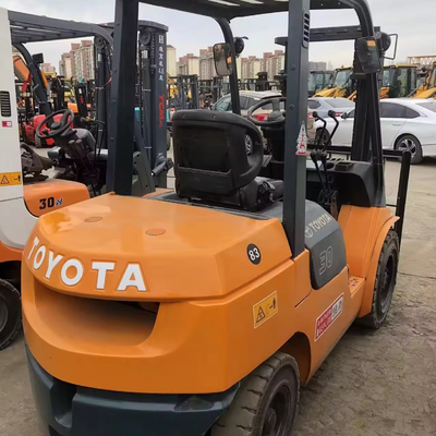 Япония Toyota FD30 3-тонный погрузчик в хорошем состоянии с размерами 2,6*1,2*2,8