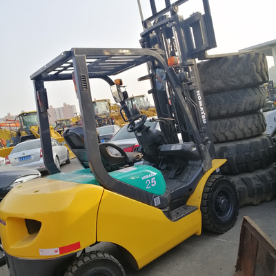 Разумный Komatsu FD25 FD30 Дизельный вилочный погрузчик в Японии 2,5 тонны 3 тонны с боковым переключателем