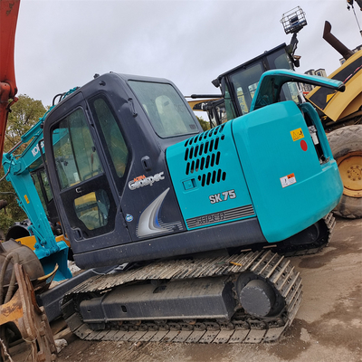 Использованный мини-экскаватор KOBELCO SK75 с емкостью в 0,7 ведра и рабочей массой 7000 кг